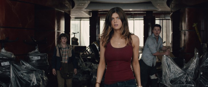 Alexandra Daddario ในบท Blake Gaines จาก San Andreas