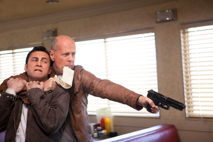 Joseph Gordon-Levitt และ Bruce Willis ในหนัง Looper