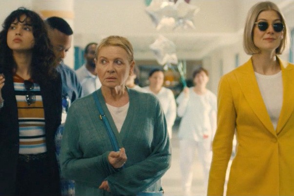 หนัง ภาพยนตร์ I Care a Lot ห่วง...แต่หวังฮุบ