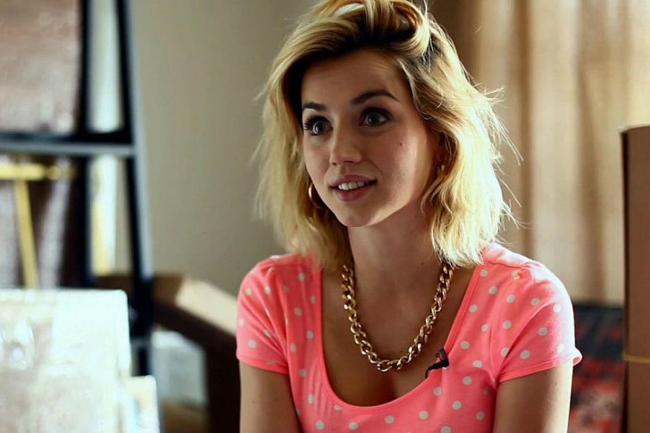 Ana de Armas ในบท Bell จาก Knock, Knock