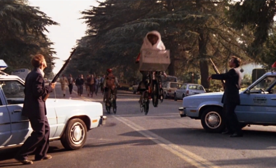 ฉากต้นฉบับจาก หนัง ภาพยนตร์ E.T. the Extra-Terrestrial ที่ตำรวจถือปืนลูกซอง ฉากต้นฉบับจาก หนัง ภาพยนตร์ E.T. the Extra-Terrestrial ที่ตำรวจถือปืนลูกซอง