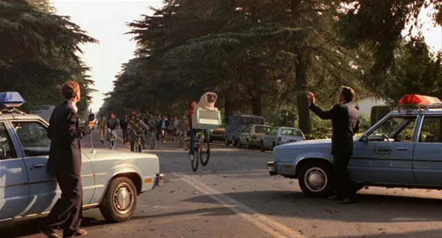 ฉากดัดแปลงจากหนัง ภาพยนตร์ E.T. the Extra-Terrestrial ครบรอบ 20 ปีที่ตำรวจเปลี่ยนเป็นถือวิทยุ ฉากดัดแปลงจากหนัง ภาพยนตร์ E.T. the Extra-Terrestrial ครบรอบ 20 ปีที่ตำรวจเปลี่ยนเป็นถือวิทยุ