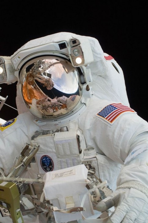 เลนส์กันรอยขีดข่วน และป้องกันแสง UV (Scratch-Resistant and UV Protective Lenses)