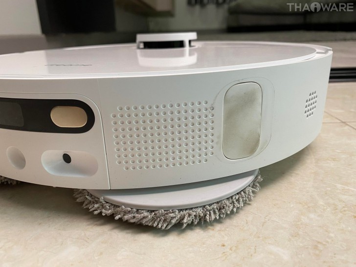 คราบหลังจากการจัดการดูดฝุ่นอัตโนมัติในแท่นชาร์จ