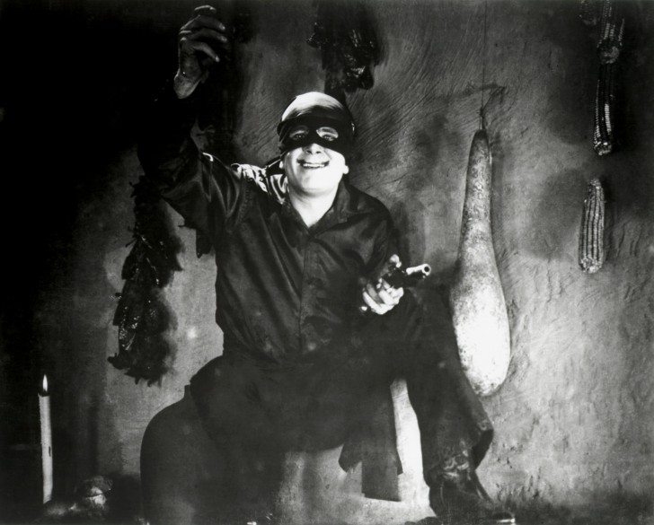 Douglas Fiarbanks ในบท Don Diego Vega/Señor Zorro จากหนัง ภาพยนตร์เรื่อง The Mark of Zorro (1920)