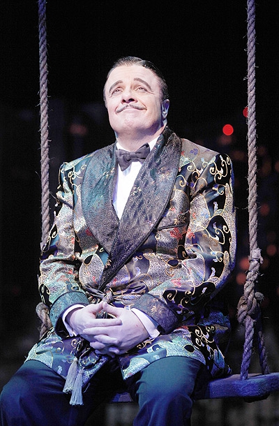 Nathan Lane ในบท Gomez Addams จากละครเวที The Addams Family: A New Musical ค.ศ. 2010 (พ.ศ. 2553)