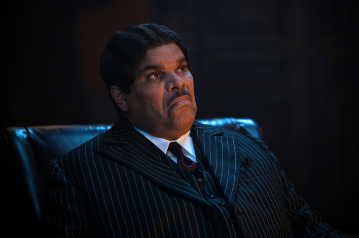Luis Guzmán ในบท Gomez Addams (วัยผู้ใหญ่) จากซีรีส์ Wednesday ค.ศ. 2022 (พ.ศ. 2565)