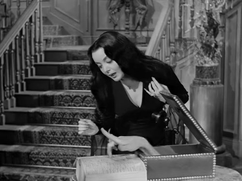 Carolyn Jones ในบท Morticia Addams จากซีรีส์ The Addams Family ค.ศ. 1964-1966 (พ.ศ. 2507-2509)