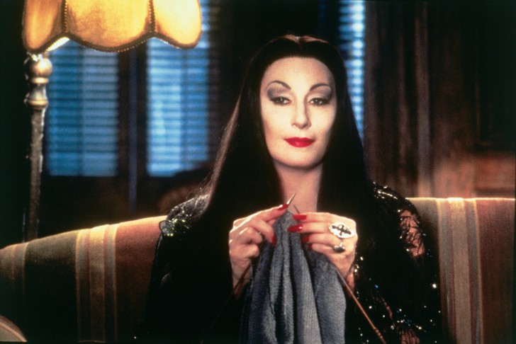 Anjelica Huston ในบท Morticia Addams จากหนัง ภาพยนตร์ Addams Family Values ค.ศ. 1993 (พ.ศ. 2536)