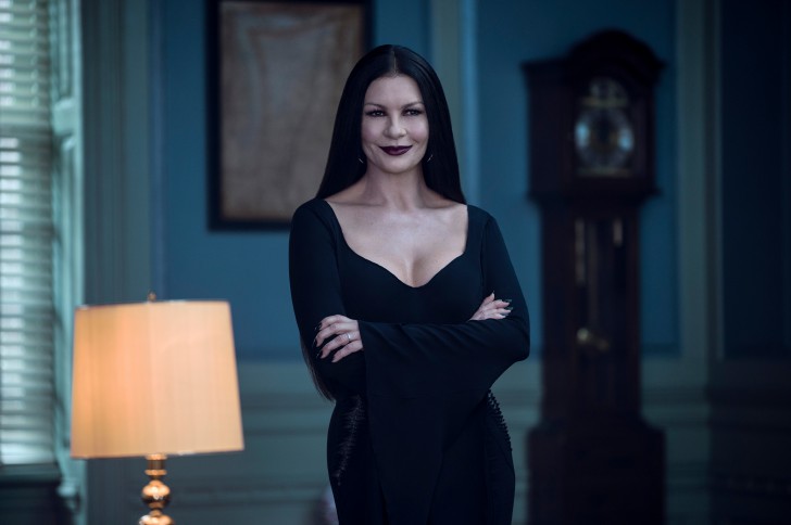 Catherine Zeta-Jones ในบท Morticia Addams จากซีรีส์ Wednesday ค.ศ. 2022 (พ.ศ. 2565)
