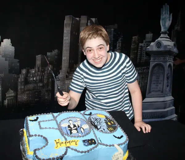 Adam Riegler ในบท Pugsley Addams จากละครเวที The Addams Family: A New Musical ค.ศ. 2010 (พ.ศ. 2553)