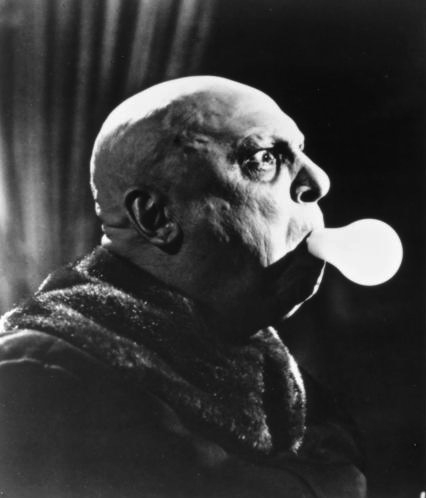 Jackie Coogan ในบท Uncle Fester จากซีรีส์ The Addams Family ค.ศ. 1964-1966 (พ.ศ. 2507-2509)