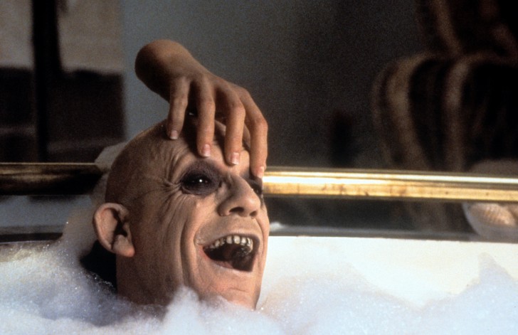 Christopher Lloyd ในบท Uncle Fester จากหนัง ภาพยนตร์ Addams Family Values ค.ศ. 1993 (พ.ศ. 2536)