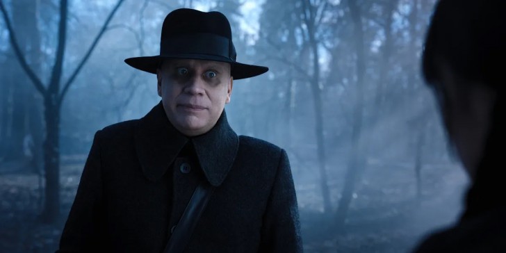 Fred Armisen ในบท Uncle Fester จากซีรีส์ Wednesday ค.ศ. 2022 (พ.ศ. 2565)