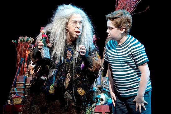 Jackie Hoffman ในบท Grandmama จากละครเวที The Addams Family: A New Musical ค.ศ. 2010 (พ.ศ. 2553)