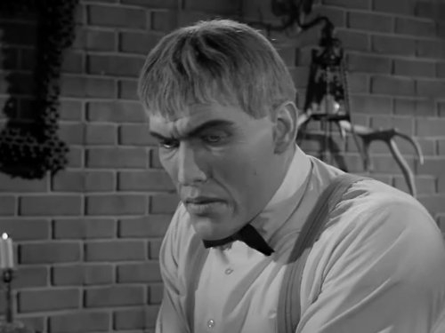 Ted Cassidy ในบท Lurch จากซีรีส์ The Addams Family ค.ศ. 1964-1966 (พ.ศ. 2507-2509)