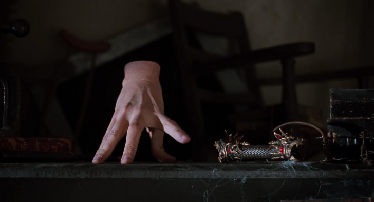 Christopher Hart ในบท Thing จากหนัง ภาพยนตร์ The Addams Family ค.ศ. 1991 (พ.ศ. 2534)