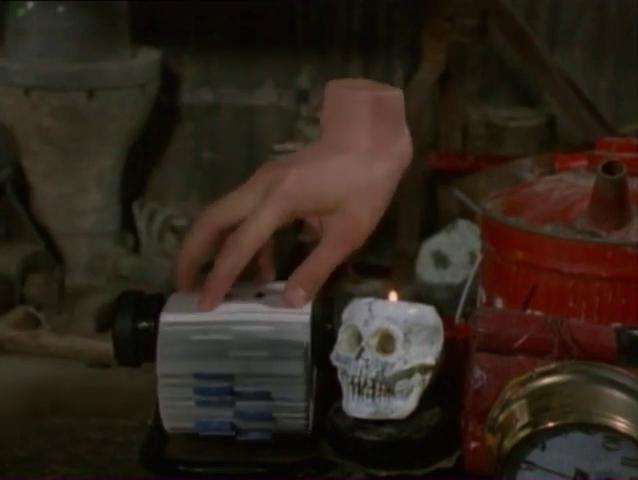 Steven Fox ในบท Thing จากซีรีส์ The New Addams Family ค.ศ. 1998-1999 (พ.ศ. 2541-2542)