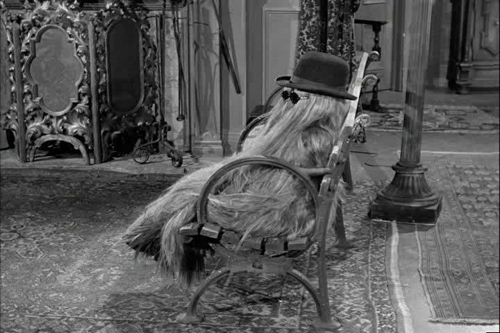 Felix Silla ในบท Cousin Itt จากซีรีส์ The Addams Family ค.ศ. 1964-1966 (พ.ศ. 2507-2509)