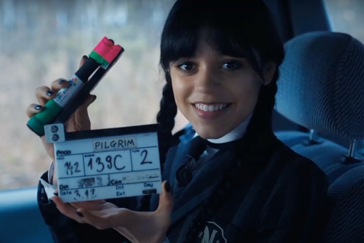 Jenna Ortega ในกองถ่ายซีรีส์ Wednesday ค.ศ. 2022 (พ.ศ. 2565)