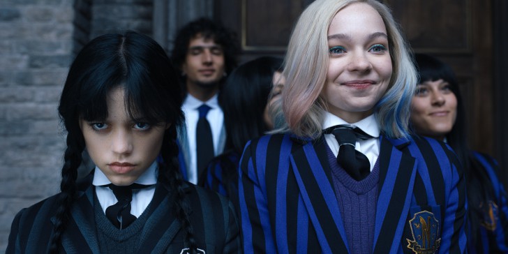 Jenna Ortega ในบท Wednesday และ Emma Myers ในบท Enid Sinclair จากซีรีส์ Wednesday ค.ศ. 2022 (พ.ศ. 2565)