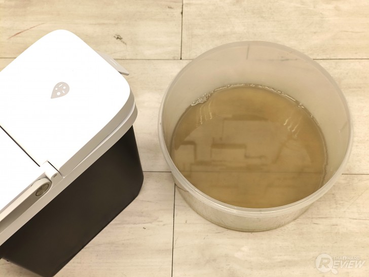 น้ำหลังจากถูพื้น ซักผ้า ดำอย่างเห็นได้ชัด