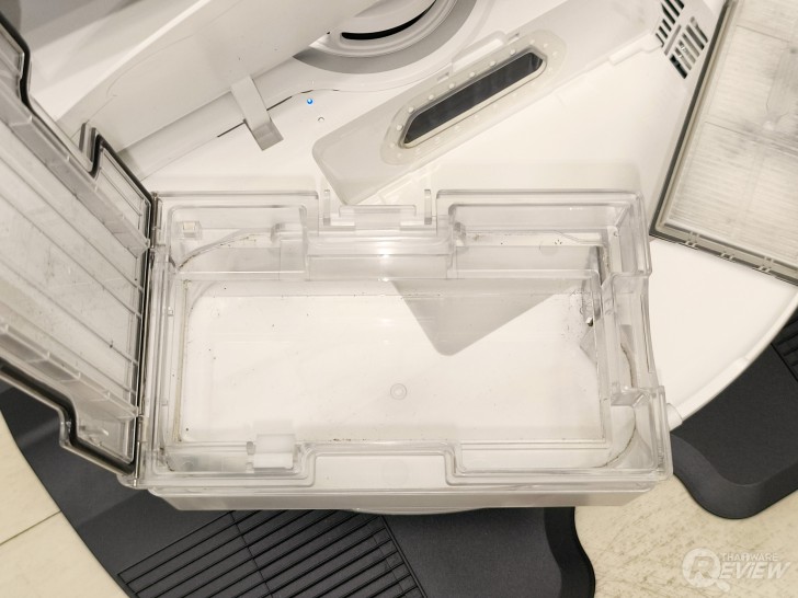 กล่องเก็บฝุ่นสะอาดเลยทีเดียว อาจจะมีเม็ด ๆ ฝังตามขอบบ้าง แต่ไม่ใช่เรื่องใหญ่