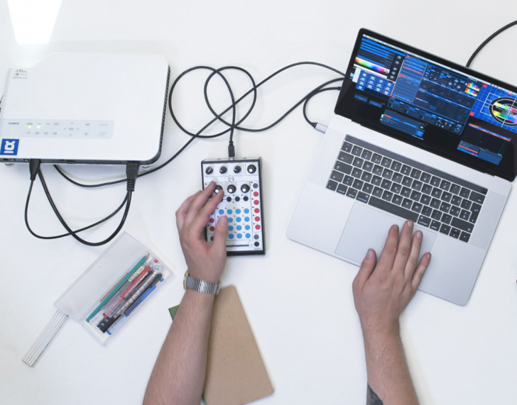 โปรแกรมสร้างเอฟเฟคภาพ แสง สี สำหรับเวทีการแสดง รุ่นใช้งานในสถานศึกษา Modul8 Education License