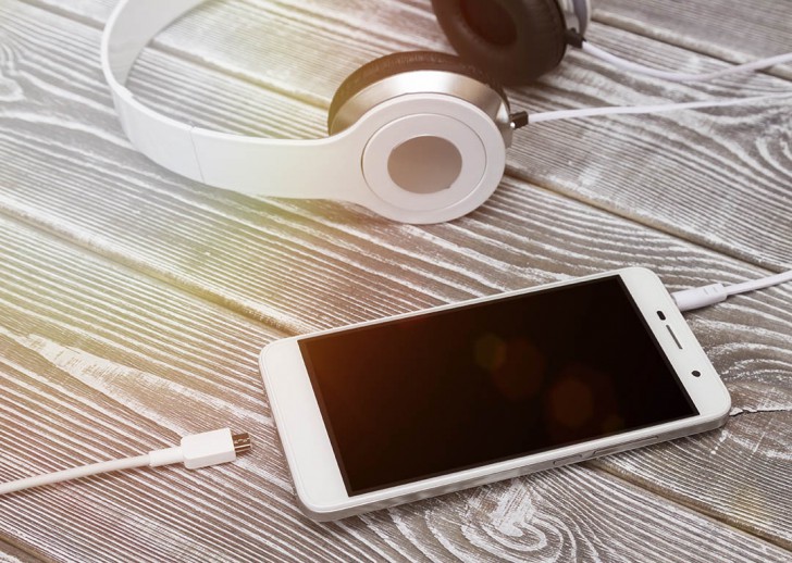 ใส่หูฟังตอนชาร์จแบตเตอรี่ จะเป็นอะไรไหม ? ส่งผลเสียต่อโทรศัพท์ หรือร่างกายเรารึเปล่า ?