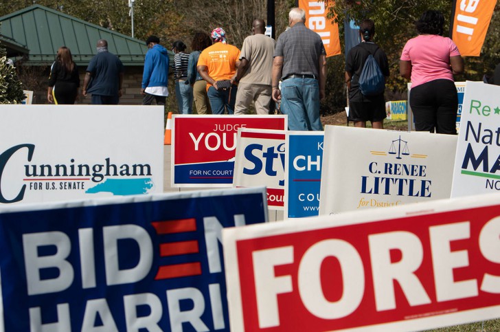 ความเห็นในแง่ลบเกี่ยวกับการเมือง (Political Comments)