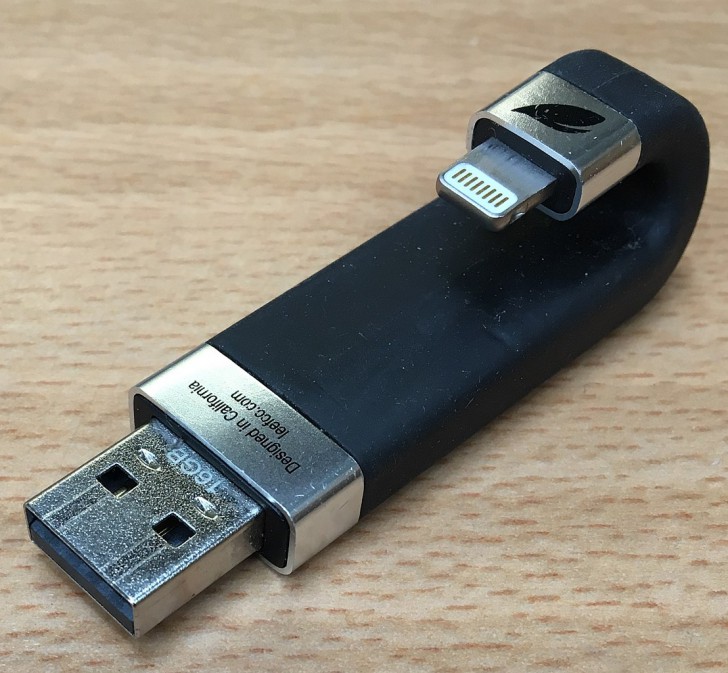 Flash Drive ที่มีพอร์ต Lightning