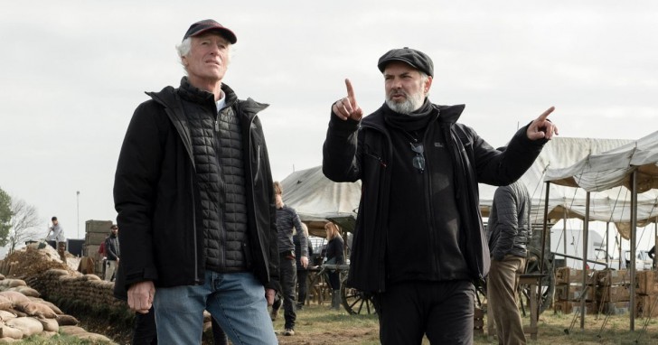 Roger Deakins (ซ้าย) กับ Sam Mendes (ขวา) คุยกันในกองถ่าย 1917