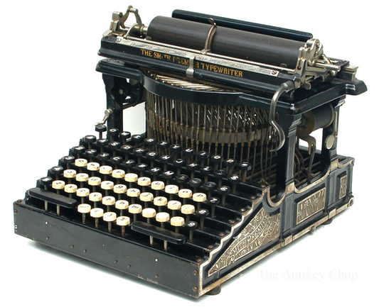 เครื่องพิมพ์ดีดของบริษัท Smith Premier ที่มีจำนวนแป้นมากกว่าเครื่องพิมพ์ดีดทั่ว ๆ ไป