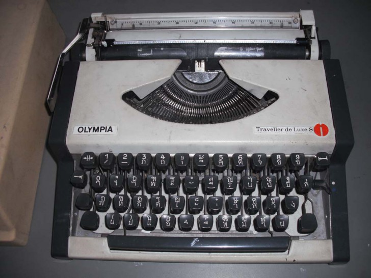 เครื่องพิมพ์ดีดแบบแป้นพิมพ์เก่าที่เมื่อกด “ปุ่ม Shift” ที่ตัว “–ึ” จะได้ไม้หันอากาศและไม้โท “–ั้” 