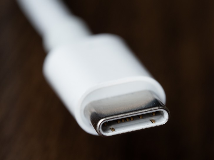 พอร์ต Thunderbolt กับ USB-C คืออะไร ? และพอร์ตทั้ง 2 แตกต่างกันอย่างไร ? อันไหนดีกว่ากัน ?