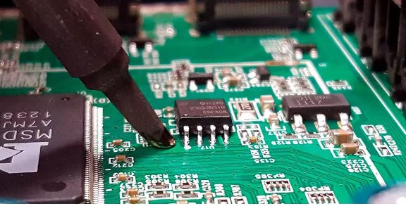 ชิป CMOS บนแผงวงจรหลัก (CMOS Chip on Mainboard)