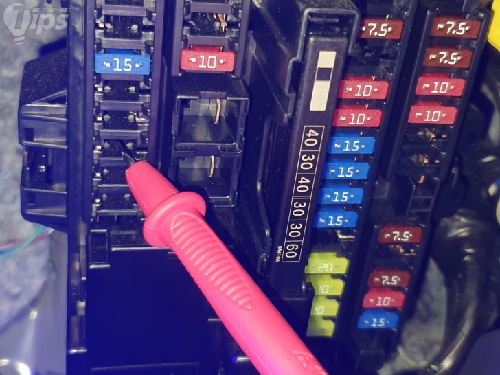 วัดไฟ จิ้มเข็มแดงไปที่ขั้วบวกมุมซ้าย