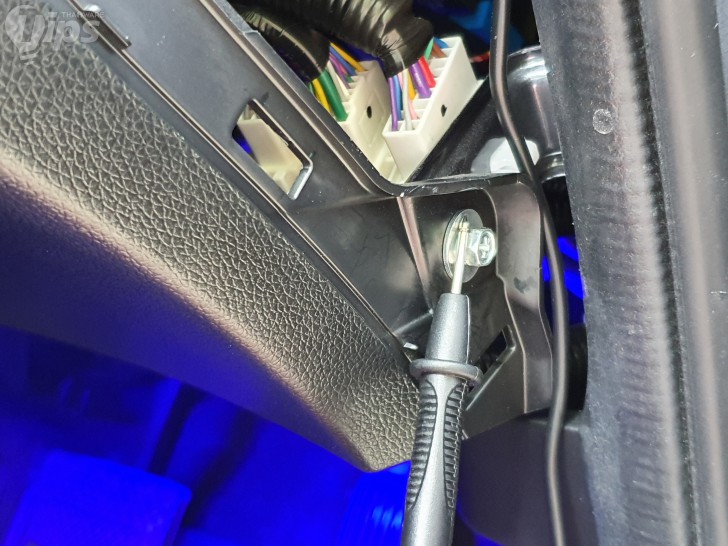 จิ้มเข็มดำไปที่น็อตโลหะที่เชื่อมกับตัวถัง