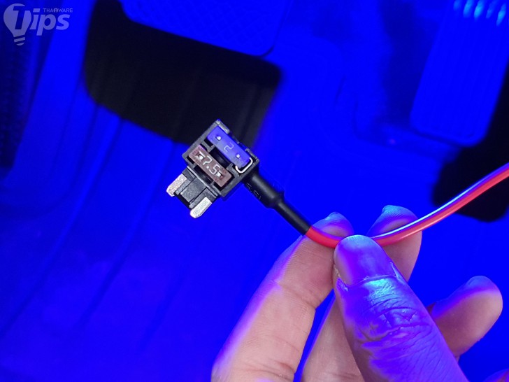 บน - ฟิวส์ที่มากับสายต่อตรง / ล่าง - ฟิวส์เดิมจากกล่องฟิวส์