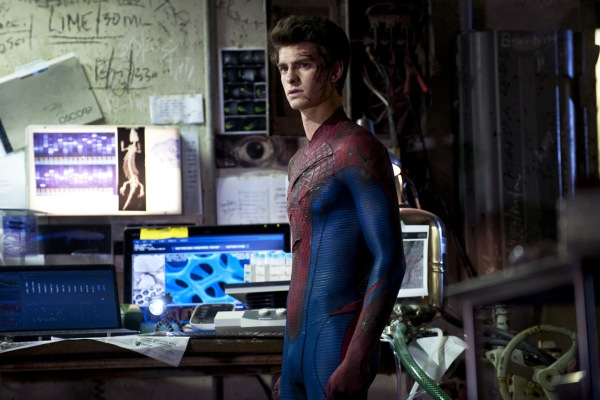 Andrew Garfield ในบท Peter Parker/Spider-Man จากหนัง ภาพยนตร์ The Amazing Spider-Man ที่ Reboot มาจากหนัง ภาพยนตร์ Spider-Man