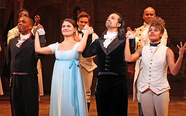 ช่วง Curtain Call ของเหล่านักแสดงจากละครเวทีเรื่อง Hamilton