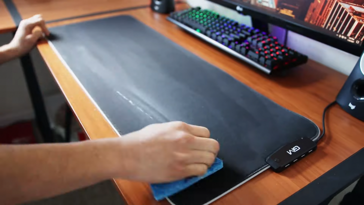 วิธีทำความสะอาดแผ่นรองเมาส์แบบ RGB