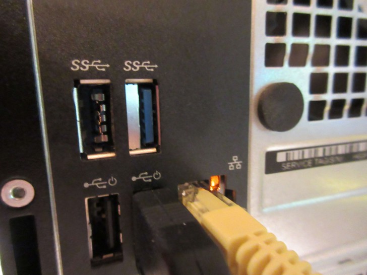 เชื่อมต่อที่ช่อง USB ด้านหลังเครื่อง PC