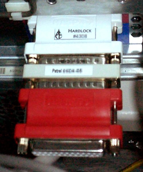 ดองเกิลที่ต้องเสียบคาเครื่องเอาไว้ เวลาที่เปิดโปรแกรมเพื่อป้องกันการละเมิดลิขสิทธิ์ ดองเกิลที่ต้องเสียบคาเครื่องเอาไว้ เวลาที่เปิดโปรแกรมเพื่อป้องกันการละเมิดลิขสิทธิ์