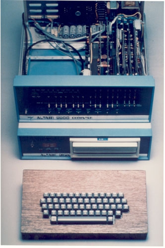 เครื่อง Altair Computer 8800 และคีย์บอร์ด ที่ถูกออกแบบในปี ค.ศ. 1974 (พ.ศ. 2517) เครื่อง Altair Computer 8800 และคีย์บอร์ด ที่ถูกออกแบบในปี ค.ศ. 1974 (พ.ศ. 2517)