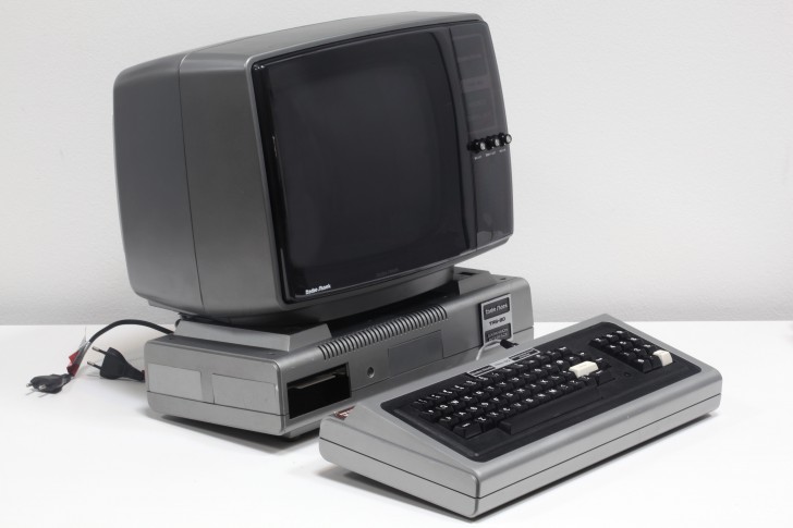 TRS-80 Model I จาก Radio Shack วางจำหน่ายในปี ค.ศ. 1977 (พ.ศ. 2520) มาพร้อมหน้าจอ และคีย์บอร์ด