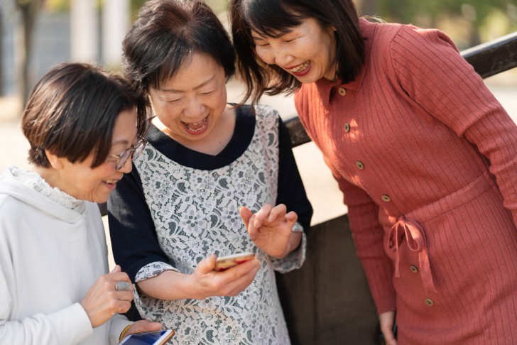 เชื่อมต่อกับเพื่อนร่วมงาน ทุกเพศทุกวัย เพราะใครก็รู้จัก (Easily Connect with Colleagues of all Ages)