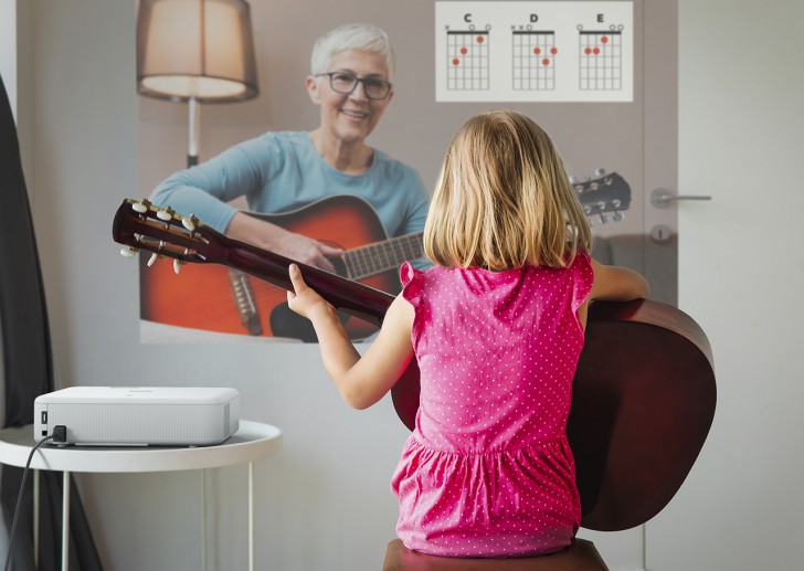 8 เหตุผลที่คุณควรมีโปรเจคเตอร์ไว้เป็นโฮมเธียเตอร์ดูหนังที่บ้าน