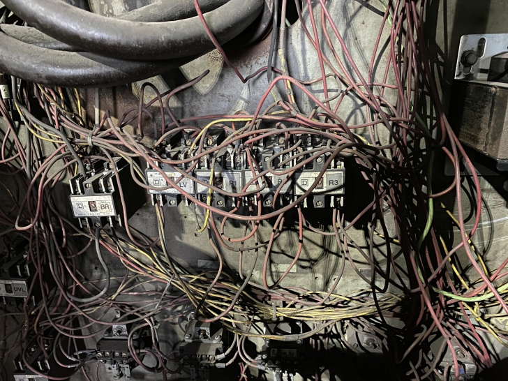 PLC คืออะไร ? ทำความรู้จักระบบควบคุมอัตโนมัติ หัวใจสำคัญของโลกอุตสาหกรรม